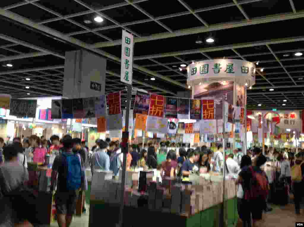 一年一度的香港书展7月20起在湾仔会展中心连续展出七天。据贸发局统计,共有640个书商参展,创下历年新高,而主办方也期待参观人次可以再次突破百万。