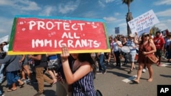 Para pendukung Deferred Action for Childhood Arrivals (DACA) berunjuk rasa di Los Angeles, 4 September 2017.