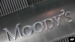 Moody's Investor Service, perusahaan yang bergerak dalam bidang penilaian tingkat kelayakan kredit perbankan, menurunkan tingkat kelayakan kredit Spanyol dan Siprus (Foto: ilustrasi).