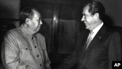 1972年2月21日，美國總統尼克松和毛澤東在北京握手（美聯社）。