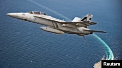 Sebuah jet F/A-18F Super Hornet terbang di atas USS Gerald R. Ford sebagai kapal induk Angkatan Laut AS. 2017. Pemerintahan Presiden Joe Biden, pada Kamis (10/2), menyetujui penjualan senjata senilai hampir $14 miliar kepada Indonesia.(Foto: Reuters)
