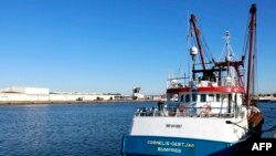 Nelayan Inggris berdiri di atas kapal pukat 'Cornelis-Gert Jan' di pelabuhan Le Havre, Prancis utara pada 28 Oktober 2021, setelah ditahan oleh otoritas Prancis. (Foto: AFP)