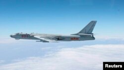 중국 장거리 폭격기 H-6가 일본 남부 도서들 위로 날고 있다. (자료사진)