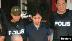 북한 김정남 암살 사건 용의자로 체포됐던 리정철(가운데)이 지난 2017년 3월 쿠알라룸푸르 세팡 경찰서에서 방탄조끼를 입은 채 공항으로 향하는 차에 오르고 있다. 리정철은 이 날 북한으로 추방됐다.