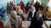 Sejumlah perempuan Afghanistan mengikuti arahan terkait bahaya ranjau yang diadakan oleh lembaga Halo Trust di sebuah masjid di distrik Jaghatu, provinsi Ghazni, Afghanistan, pada 13 Mei 2024. (Foto:AFP/Wakil Kohsar)