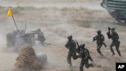 台灣軍方在高雄演練應對兩棲攻擊。(2023年1月12日)