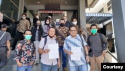 Pemimpin Redaksi Tirto.id Atmaji Sapto Anggoro (kedua dari kiri) dan Chief Editor Tempo.co Setri Yasra (kedua dari kanan) didampingi YLBHI, LBH Pers dan Safenet saat melapor ke Polda Metro Jaya, Selasa (25/8/2020). Foto: LBH Pers