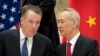Wakil Perdana Menteri China Liu He (kanan) bersama Utusan Perdagangan AS, Robert Lighthizer, di Beijing, China, 15 Februari 2019. (Foto: dok).