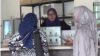 Pelanggan memesan di Kopi Tuli, Jakarta Selatan