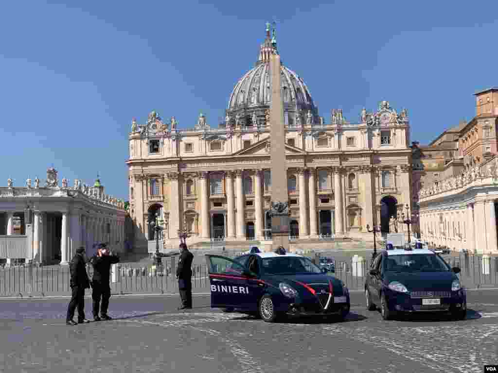 Police preside over an empty St. Peter's Square and Basilica. (Photo: Sabina Castelfranco / VOA)