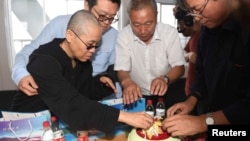 已故诺贝尔和平奖获得者刘晓波的遗孀刘霞2017年7月和刘晓波的其他家属在大连海域参加刘晓波的海葬。（2017年7月15日） 