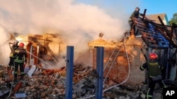 ทีมกู้ภัยลงพื้นที่เสียหายจากขีปนาวุธรัสเซีย ในยูเครน เมื่อ 8 พ.ค. 2024 (Ukrainian Emergency Service via AP Photo)