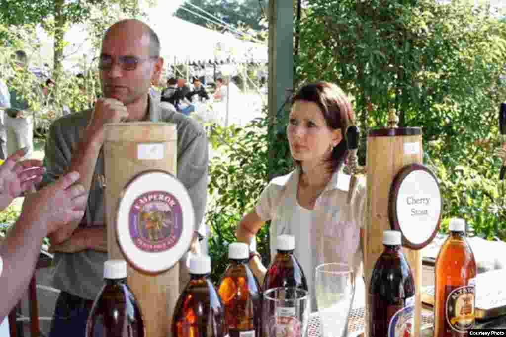 Moritz Kallmeyer (left) likes the balanced fruity flavor of beers brewed with South Africa's new J-17-63 hops that were available at a craft beer festival (photo courtesy Drayman’s Brewery)