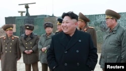 북한 김정은 국방위원회 제1위원장이 제851군부대 여성 방사포병 구분대의 포사격 훈련을 참관했다고 30일 노동신문이 보도했다.