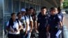 Pejabat Pabean dan Patroli Perbatasan AS menunggu untuk menyerahkan dokumen parpencari suaka kepada pejabat Meksiko, di jembatan internasional antara Laredo, Texas, dan Nuevo Laredo, Meksiko, 10 Juli 2019. (Foto: dok).