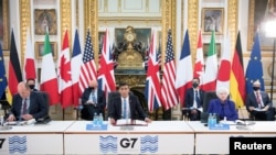 지난해 6월 영국 런던에서 열린 G7 재무장관회의 현장. 재닛 옐런(앞 오른쪽) 미 재무장관이 참석한 가운데 리시 수낙(가운데) 당시 영국 재무장관이 발언하고 있다. (자료사진)