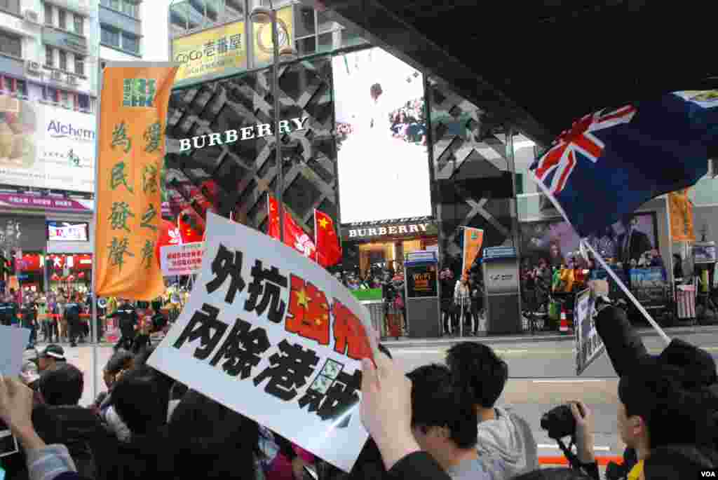 反對及歡迎大陸自由行的團體,在廣東道隔著馬路展開罵戰