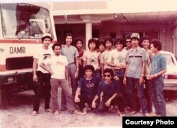 Jokowi (jongkok berkacamata), Robertus Sugito (berdiri paling kanan), anggota Silvagama dan bus Damri yang membawa mereka. (foto Istimewa via Sugito)
