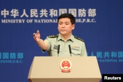 Juru bicara Kementerian Pertahanan China, Ren Guoqiang, menghadiri konferensi pers di Beijing, China 25 Mei 2017. (Foto: dok).