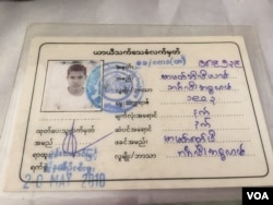 Sebuah kartu identifikasi yang disebut "Kartu Putih" dikembalikan ke pihak imigrasi oleh seorang pengungsi Rohingya (Colin Lovett/VOA)