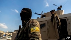 Arhiva - Borci Sirijskih demokratskih snaga (SDF) koje uživaju podršku SAD stražu na trg Al Naim, u Raki, Sirija, 7. februara 2022.