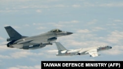 台湾一架战斗机（左）贴近进入台湾空域的中国轰炸机（台湾国防部提供资料照）