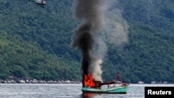 Sebuah kapal nelayan Vietnam ditenggelamkan di Laut Natuna di Anambas, Kepulauan Riau (5/12).