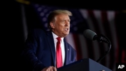 Presiden Donald Trump berpidato dalam kampanye di Bandara Internasional MBS di Freeland, Michigan, 10 September 2020. (Foto: AP)
