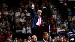 Capres Partai Republik AS Donald Trump melambaikan tangannya setelah berpidato di acara kampanye di Jacksonville, Florida, Rabu (3/8).