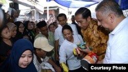 Presiden Joko Widodo membagikan sembako di Penjaringan, Jakarta Utara, Selasa, 13 Juni 2017. (Foto: Biro Pers Kepresidenan)