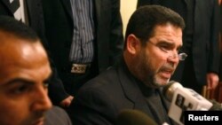 Arhiva - Zvaničnik Hamasa, Salah al-Bardavil, desno, govori tokom konferencije za novinare u Kairu, 14. januara 2009. Al-Bardavil je u četvrtak optužio izraelsku tajnu službu da stoji iza videa Islamske države u cilju "slabljenja otpora".