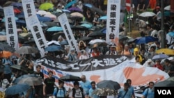 香港民間人權陣線表示，有43萬人冒著風雨參加今年的7-1大遊行