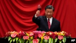 Presiden China Xi Jinping bersulang usai menyampaikan pidatonya pada jamuan makan malam peringatan 74 tahun berdirinya Republik Rakyat China di Aula Besar Rakyat di Beijing, Kamis, 28 September 2023. (Foto: AP/ andi wong)