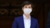 Arhiva - Premijerka Srbije Ana Brnabić nosi zaštitnu masku u sklopu mera protiv širenja koronavirusa, tokom posete Grčkoj, u Atini, 13. maja 2021. (Foto: Rojters, Louiza Vradi)