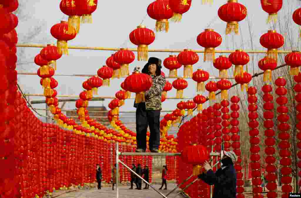 2018年1月31日，中国山东省临沂市的一个旅游景点，在农历新年或称春节之前，工人安装红灯笼。