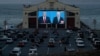 Warga nobar debat capres AS 2020 dari mobil mereka Fort Mason Center di San Francisco, Kamis, 22 Oktober 2020. Di layar tampak petahana Presiden Donald Trump (kiri) dan penantangnya Joe Biden dari Partai Demokrat.