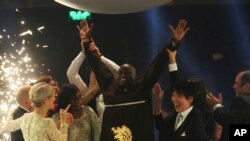 Peter Tabichi (tengah), guru asal Kenya, bereaksi setelah memenangkan hadiah Penghargaan Guru Global sebesar $1 juta di Dubai, Uni Emirat Arab, Minggu, 24 Maret 2019. 