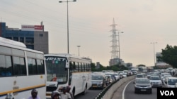 Jalan di kota Gurgaon biasanya padat dengan kendaraan, Selasa, 22 September, 2015. (Foto: A. Pasricha)