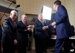 Predsednik Tramp rukuje se sa direktorom FBI na prijemu u Beloj kući (arhivski snimak)