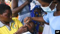 Mwana achipihwa nhomba yePolio kuMalawi