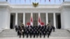 Presiden Indonesia Prabowo Subianto (tengah depan kiri) dan Wakil Presiden Gibran Rakabuming Raka (tengah depan kanan) berpose dengan para menteri kabinet yang baru dilantik di depan Istana Kepresidenan di Jakarta, 21 Oktober 2024. (BAY ISMOYO/AFP)