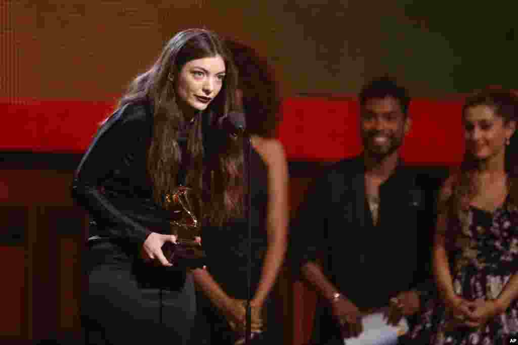 Penyanyi muda asal Selandia Baru, Lorde, menerima Grammy Award untuk penampilan solo pop terbaik. Lagunya, "Royals", juga menjadi lagu tahun ini. (AP/Matt Sayles)