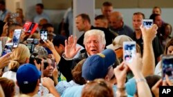 Presiden Donald Trump menemui sejumlah warga Puerto Riko korban badai, (03/10/17).