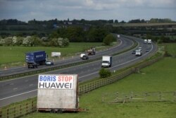 英國特茲沃思M40高速公路旁，看到標有要求英國首相鮑里斯停止與華為合作的標語牌 （2020年5月1日）