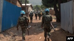 Pasukan perdamaian PBB berpatroli di PK12, 12 kilometer dari pusat Kota Bangui, di mana konflik bersenjata antara pemberontak dan Koalisi Patriot untuk Perubahan dan pasukan loyalis, berkobar, 13 Januari 2021.