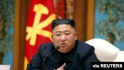 김정은 국무위원장이 11일 노동당 중앙위원회 정치국 회의에서 발언하고 있다.