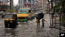 Kendaraan bergerak melalui jalanan yang tergenang banjir saat hujan deras di Kochi, negara bagian Kerala, India, Jumat, 7 Agustus 2020.