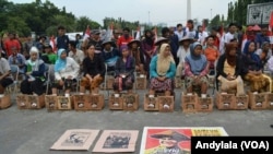 Para petani Kendeng berunjuk rasa menolak pabrik PT Semen Indonesia di Pegunungan Kendeng, Rembang Jawa Tengah dalam aksi di depan Istana Merdeka Jakarta, Maret 2017. (Foto: VOA/Andylala)