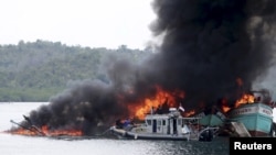 TNI AL menenggelamkan 60 kapal nelayan asing yang menangkap ikan secara ilegal di perairan Indonesia (foto: dok). 