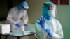 Petugas kesehatan yang mengenakan APD bersiap melakukan rapid test virus corona (foto: ilustrasi). 